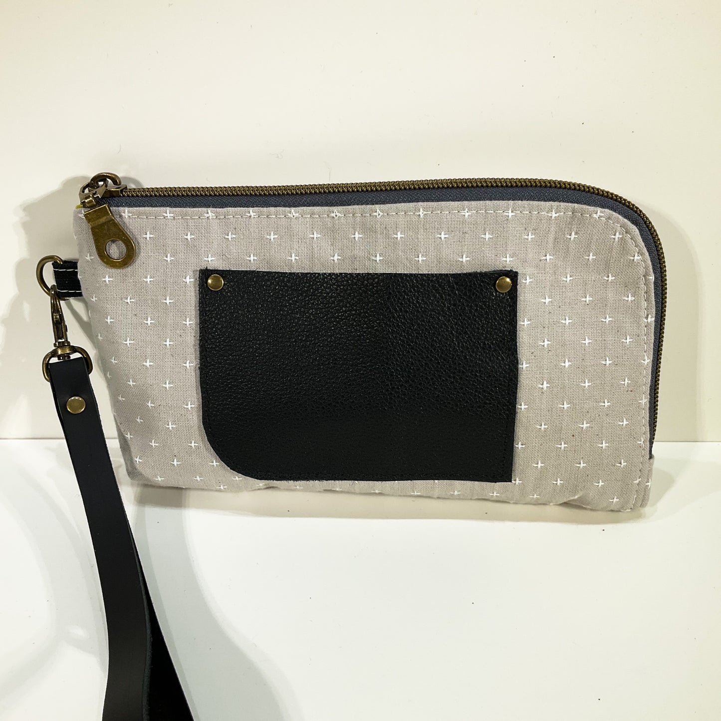 Yarrow Wristlet - Gray & White with Black Leather Pocket #15